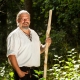 Dachdeckermeister Thorsten Raab beim Wandern im Wald in Südhessen