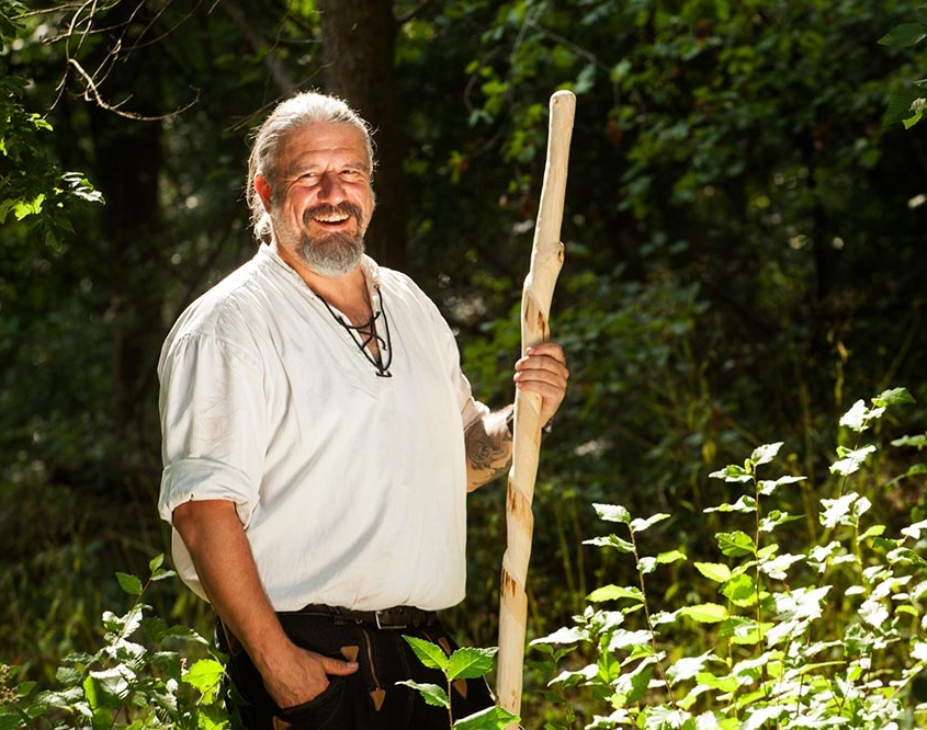 Dachdeckermeister Thorsten Raab beim Wandern im Wald in Südhessen