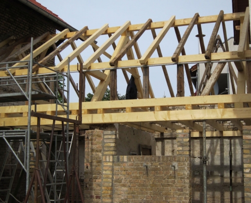 Dachstuhl während der Sanierung mit neuen Holzbalken und Originalbauteilen