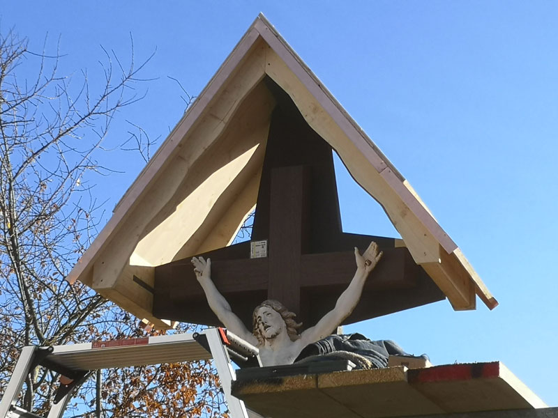 Neues Dachwerk eines alten Holzkreuzes mit Vorstoßblechen für Kupfereindeckung